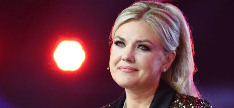 Эрика Кирк предупредила Джой Рид, что никогда не будет «прикасаться к волосам черной женщины» после того, как вдова в нее врезала