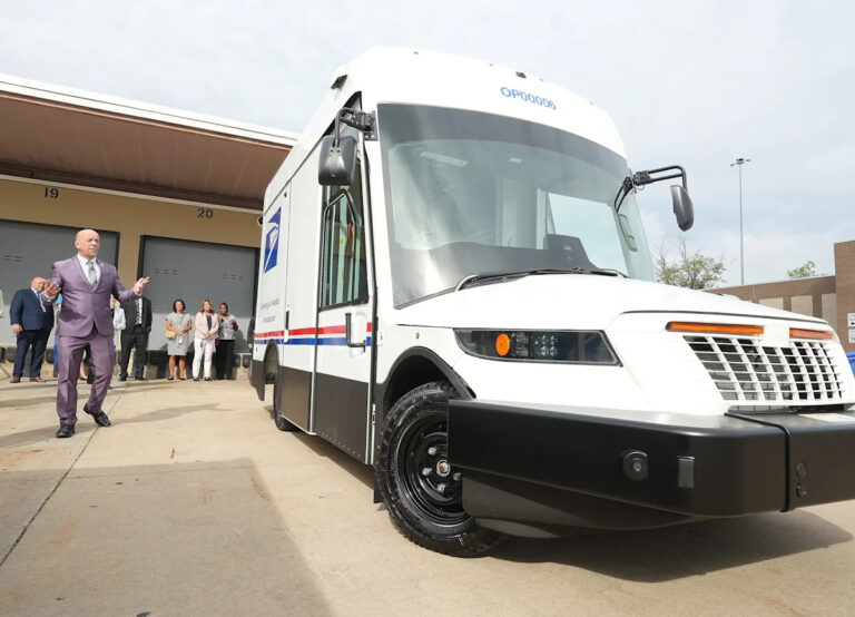 Почтовая служба США демонстрирует новые почтовые грузовики и модернизацию на заводе в Кантоне