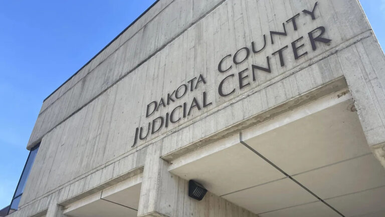 Маленький канадский мужчина приговорен к удушению женщины в гостиничном номере Eagan