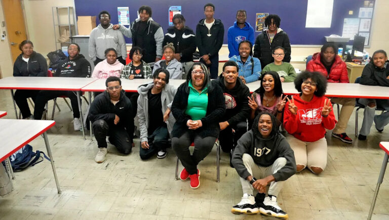 Оставьте детей дома для этого комедийного шоу в средней школе Милуоки Маршалла