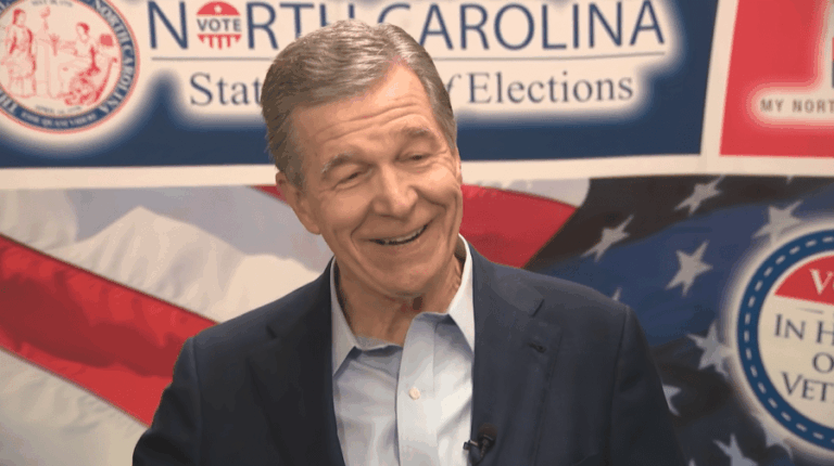 Бывший губернатор НК Рой Купер, председатель Республиканской партии Уотли официально подает заявку на гонку в Сенат США