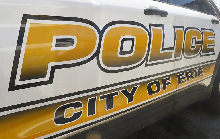 15-летний мужчина столкнулся с обвинениями после того, как врезался в полицейский крейсер Эри