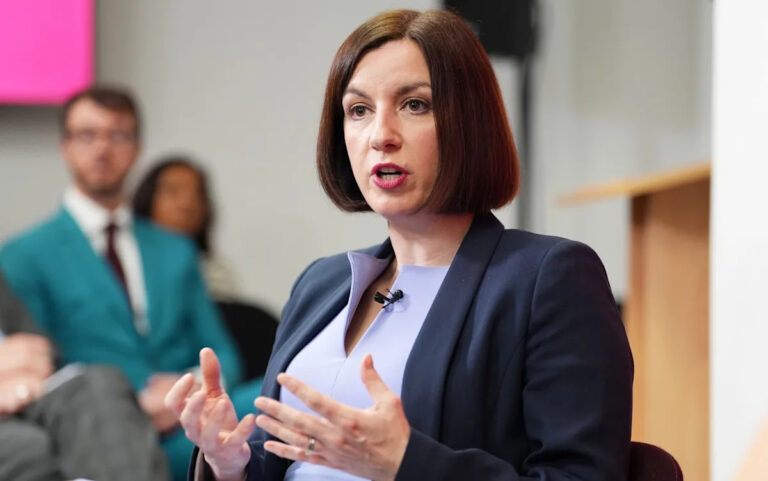 Филлипсон подал в суд за «незаконное закрытие Оксфордского бизнес-колледжа»