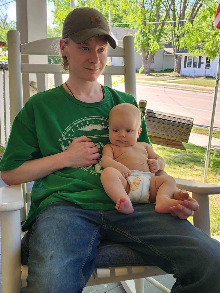 26-летний погибший в аварии в Эпплтоне автолюбитель, более 100 человек пришли на мемориал