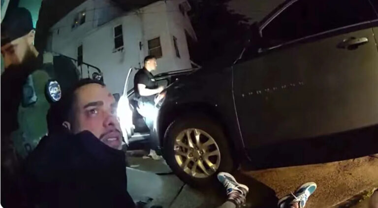 Видео показывает борьбу за арест КТ-человека, обвиняемого в выбрасывании останков ребенка через год после смерти.