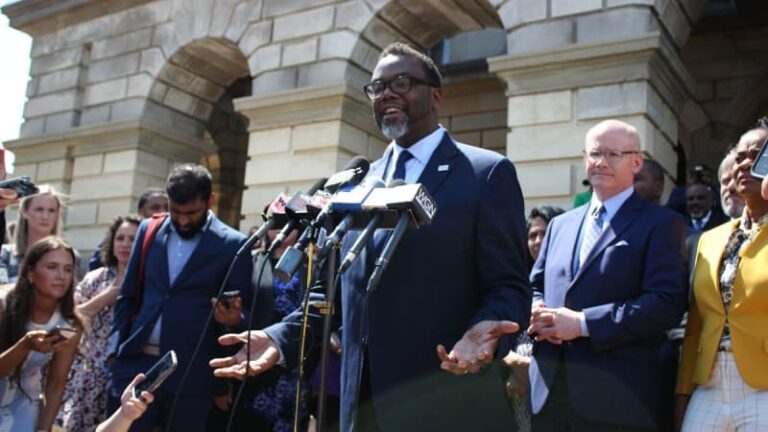 Мэр Чикаго угрожает увольнениями и повышением налога на недвижимость, если совет отклонит налог на голову