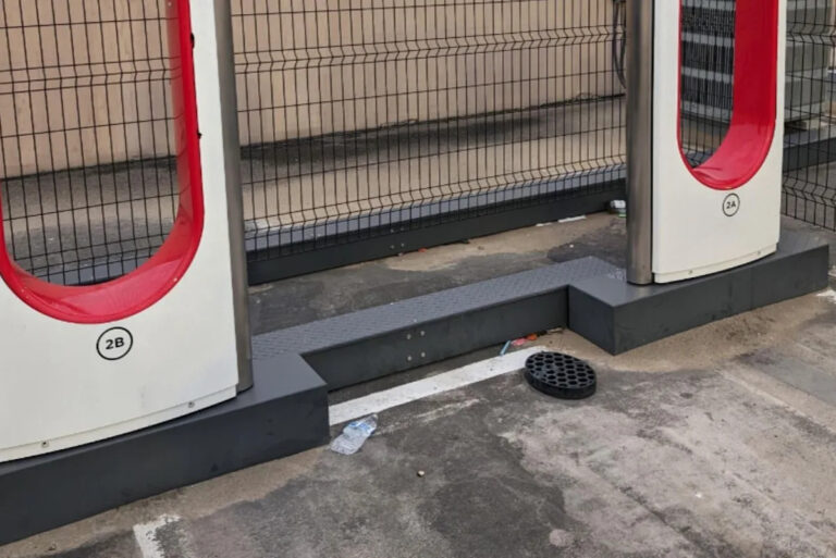 Водитель Tesla сфотографировал тревожное открытие на местной зарядной станции: «Сделай это преступлением»