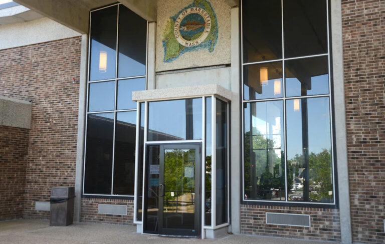 Обвинения были предъявлены подросткам из Хьянниса, арестованным после стрельбы 18 октября, противостояние полиции