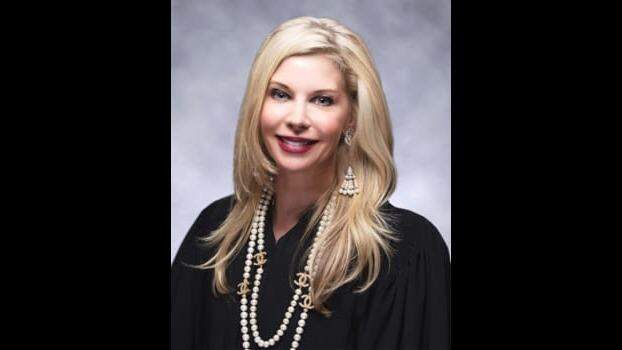 Судья Майами, находящийся под огнем за обмен текстовыми сообщениями, хочет снять дисциплинарные обвинения