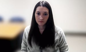 Линдси Клэнси, мать Даксбери, обвиняемая в убийстве своих 3 детей, снова пытается отложить суд