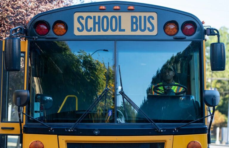 Родители садятся в школьный автобус Гринвуда, бьют детей из-за издевательств, говорят судебные документы