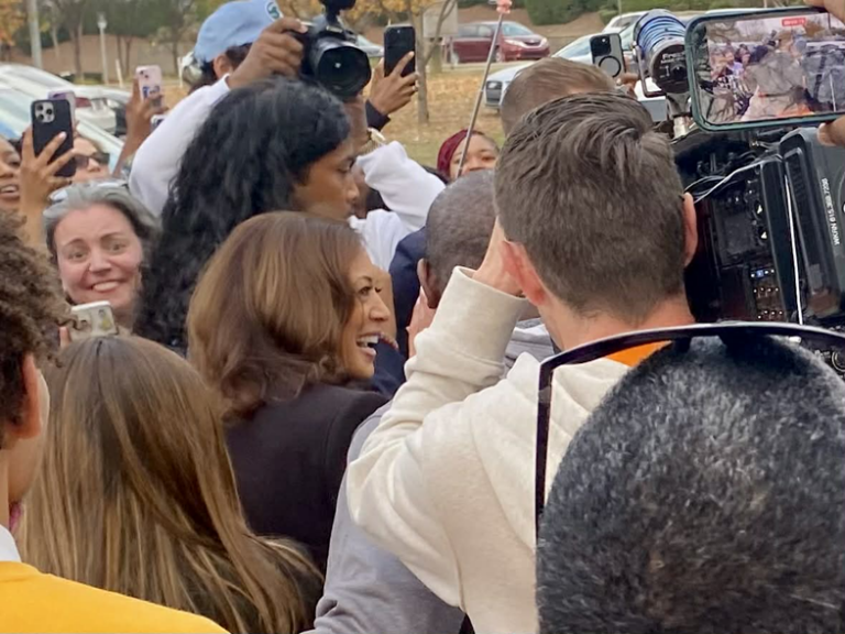 Экс-ВП Камала Харрис проводит кампанию за то, чтобы Афтин Бен сменила место в Конгрессе