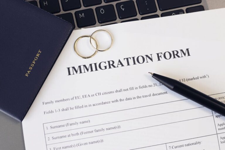 От «невест по почте» до «паспортных братьев» международная индустрия знакомств часто продает традиционные гендерные роли.