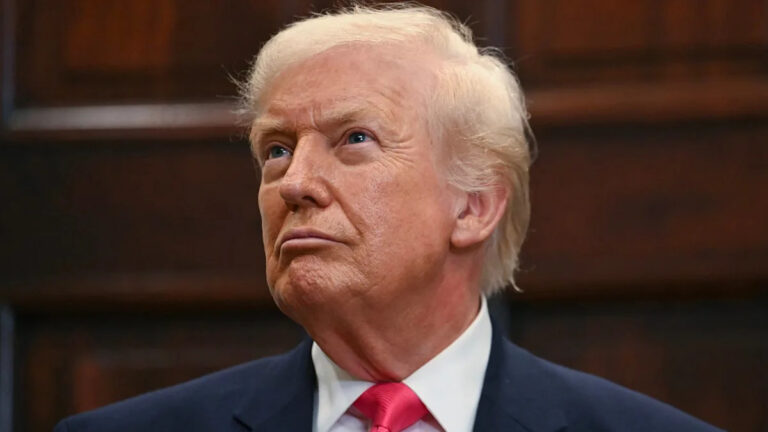 79-летний Дональд Трамп замечен с последним добавлением к руке