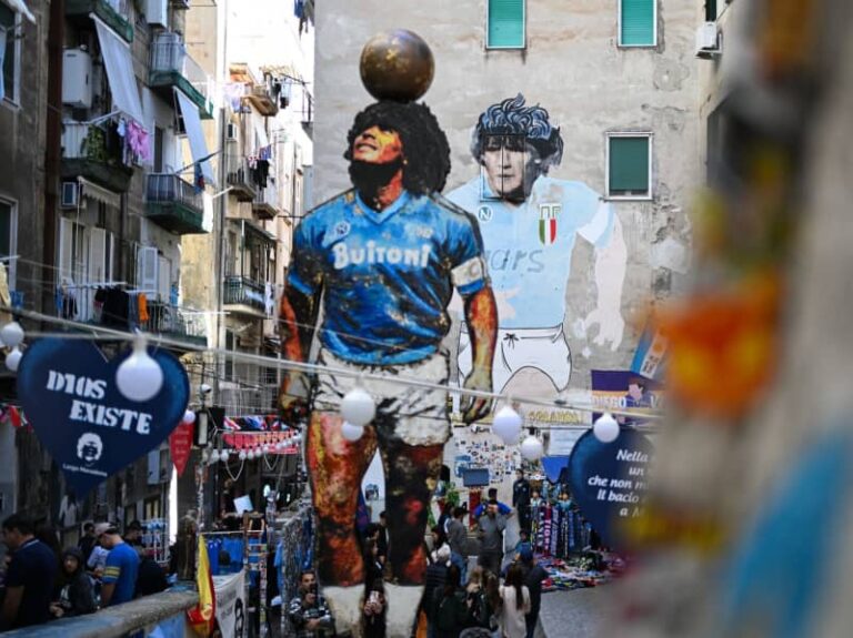 Полицейские рейды, протесты и богослужения: святыня Марадоны в Неаполе