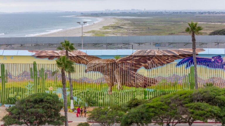 Факт: Настоящая фреска на мексиканской стороне стены символизирует Америку, работающую вместе