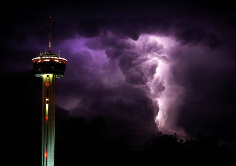 Сильный холодный фронт обрушится на Южный Техас поздно вечером.