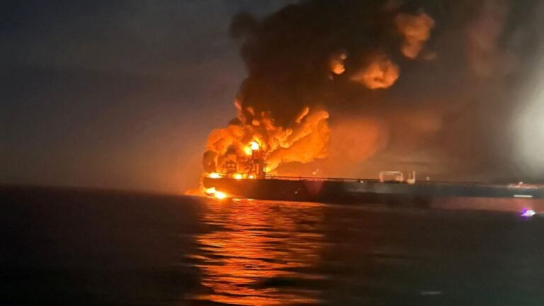 Украина заявила, что ударила по российским танкерам «теневого флота» подводными беспилотниками в Черном море