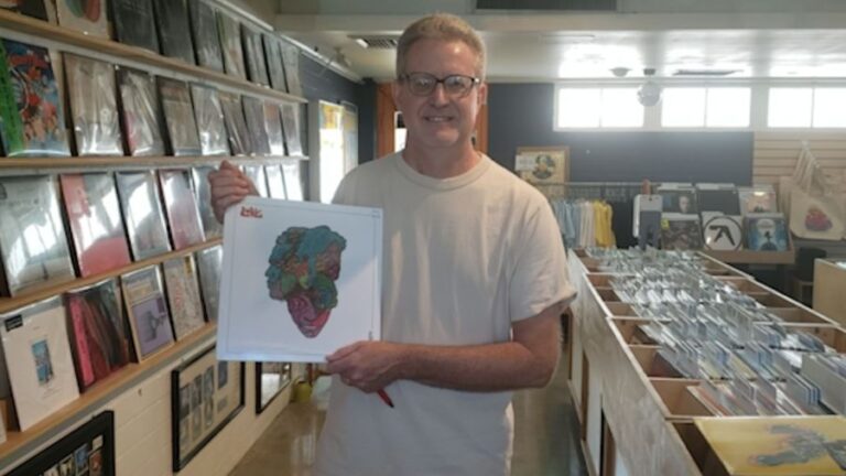 Тейлор Свифт держит свет в этом магазине звукозаписи Гонолулу