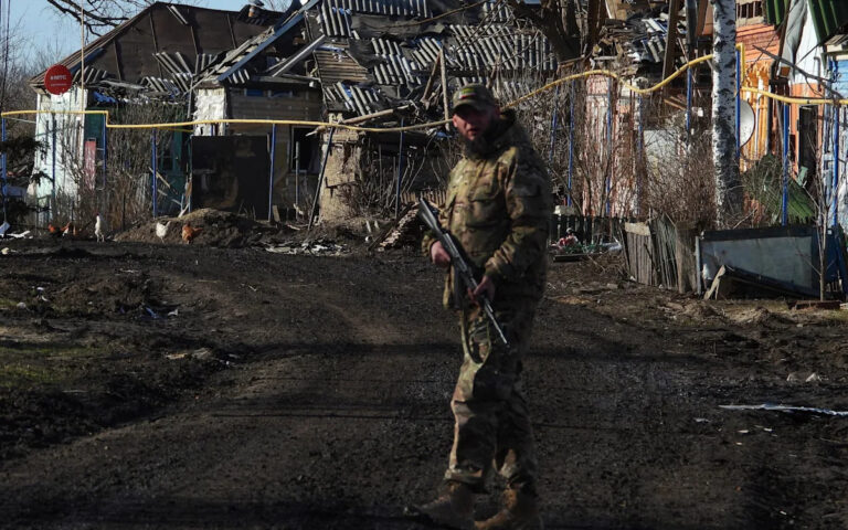 Лихорадка, которая заставляет больных кровоточить от глаз, вспыхивает в российских рядах