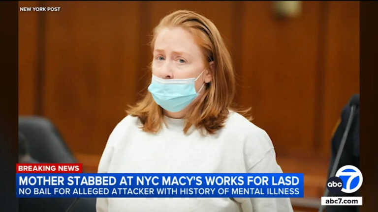 Женщина из SoCal, посетившая Нью-Йорк, несколько раз ударила ножом, меняя подгузник ребенка в ванной комнате Мэйси