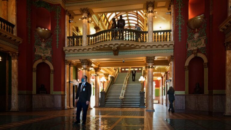 Член палаты представителей от Демократической партии Бозман Стафман подал в отставку, вступив в силу немедленно