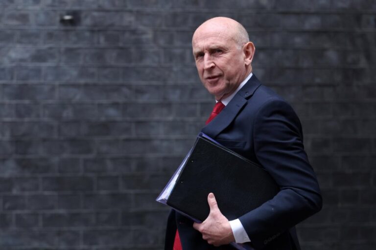 Российский шпионский корабль лазеров сорвал пилота ВВС в британских водах, военные следят