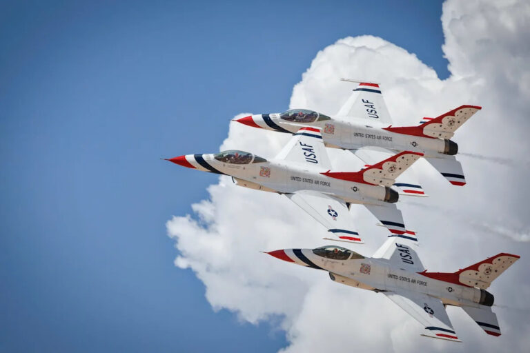 Руководство Gary Air Show Weekend: бесплатный шаттл, бар-кроул и истребители