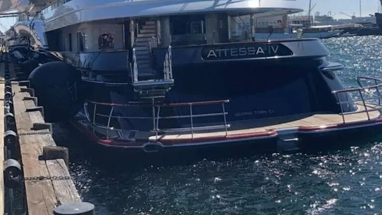 В центре внимания — фотографии таинственной суперяхты, пришвартованной в гавани Сан-Диего: «Было бы стыдно, если бы она затонула