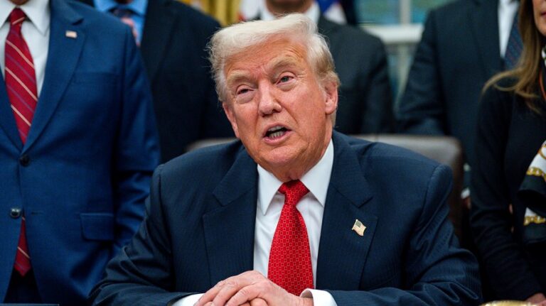 Записка: голосование в Палате представителей углубляет беды Трампа Эпштейна