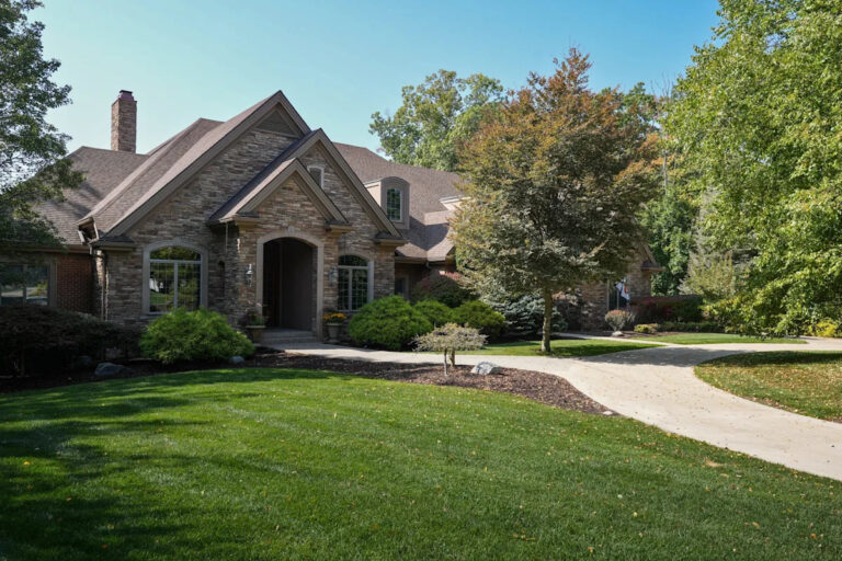 Одноразовый дом бывшего футбольного тренера МГУ Мела Такера на рынке. Вот что он значит