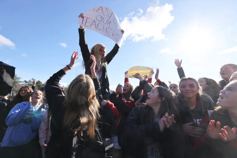 Сотни учеников средней школы Уитмен-Хансона вышли из класса в знак протеста против увольнений