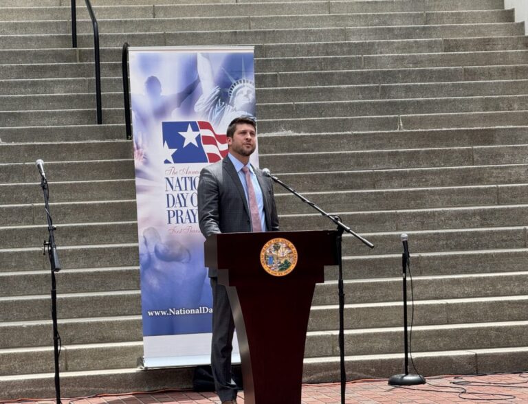 Утмайер обвинил Моник Уоррелл в отказе преследовать педофилов