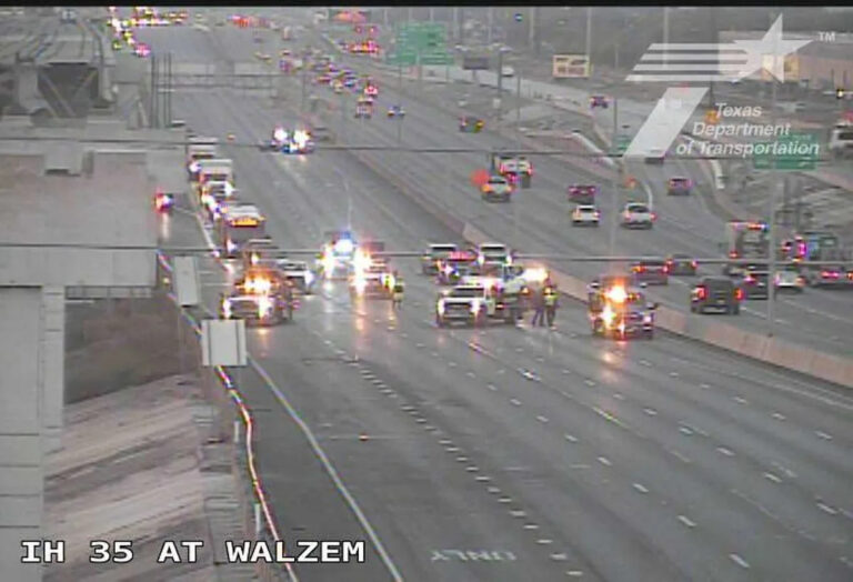 Крупный обвал опрокидывания, который привел к остановке I-35, исчез