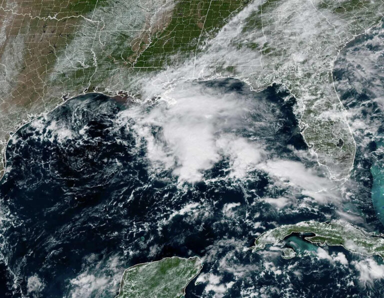 Низкое давление в заливе у побережья Техаса в воскресенье.