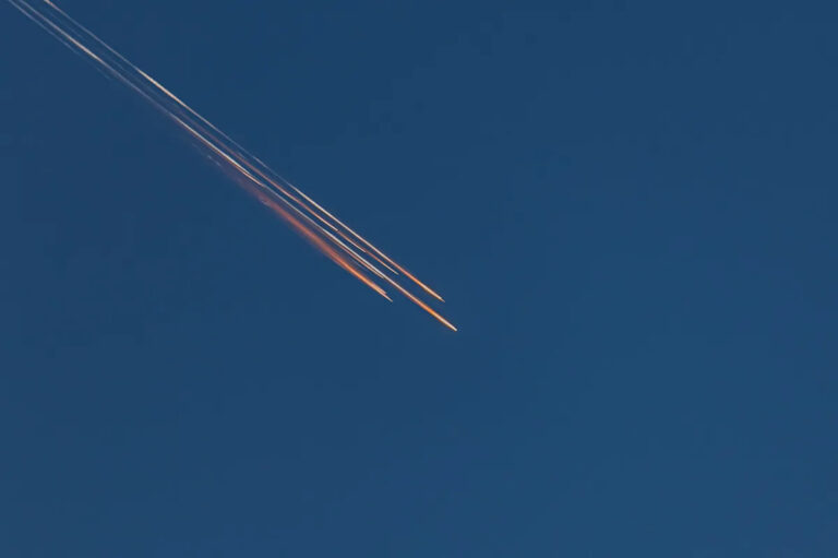 Во Флориде был замечен огненный шар, в других случаях были замечены таинственные полосы, ракеты из другого штата.
