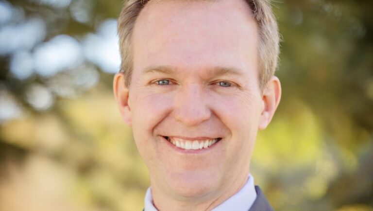 Бен МакАдамс настаивает на инклюзивной Демократической партии, когда он запускает заявку на возвращение