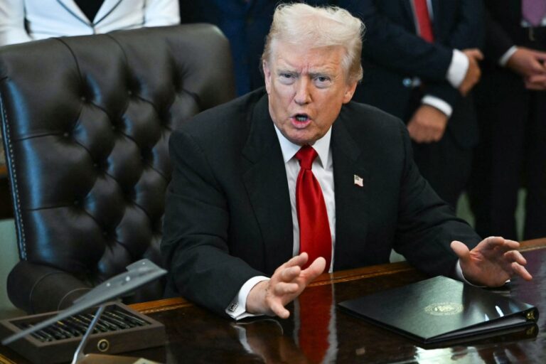 В тот же день, когда Трамп начал свою «жирную джеб-атаку», он выдал новую причину отказа в визах иностранцам: ожирение