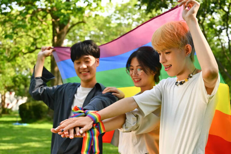 Уважение местоимений молодого человека может спасти жизнь, показывает новый опрос