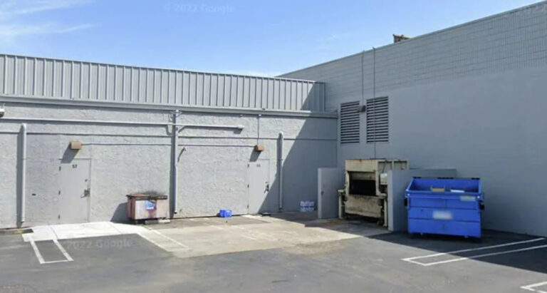 Ресторан Bay Area закрыли после того, как работник поймал говядину на грязном бетоне