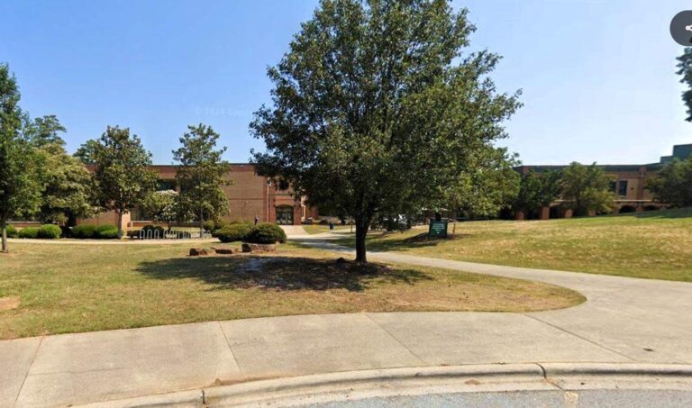 Директор школы East Chapel Hill ответил на драку с раненым персоналом