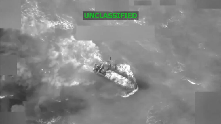 США нанесли 20-й удар по предполагаемой лодке с наркотиками, в результате чего погибли 4 человека