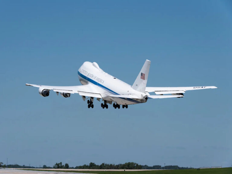 Смотрите внутри E-4B Nightwatch, президентский самолет Судного дня, который может пережить ядерную войну