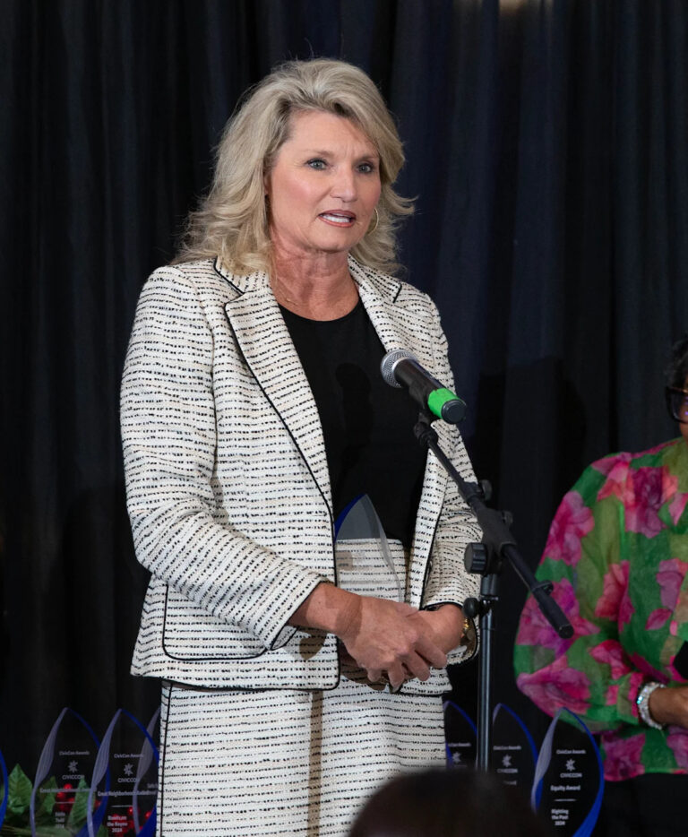 Через год после взрыва автомобиля ФБР арестовало мужчину за преследование, угрожая клерку Пэм Чайлдерс