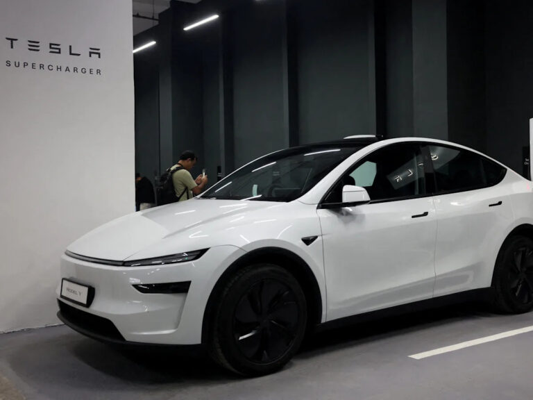 Tesla получила приказ переименовать Autopilot после того, как судья Калифорнии постановил, что производитель электромобилей ввел потребителей в заблуждение.