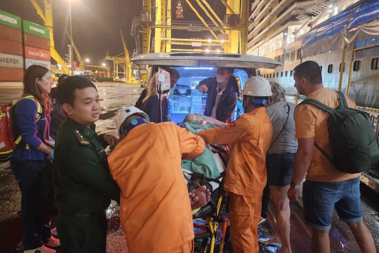 Пожилой пассажир круиза, который упал на лестницу в суровых морях, был эвакуирован в критическом состоянии