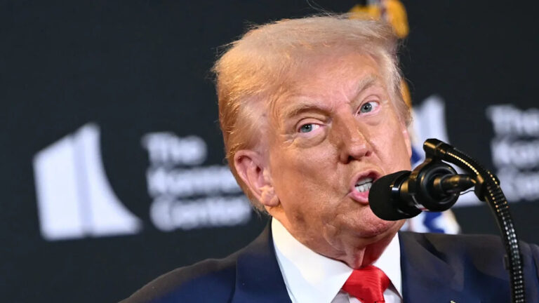 79-летний Трамп обеспокоен битвой в Верховном суде в конце ночи