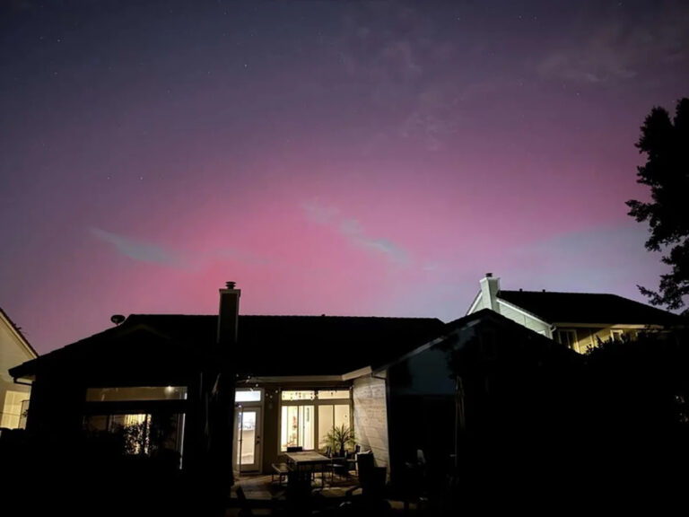 Северное сияние над районом залива, как большой геомагнитный шторм