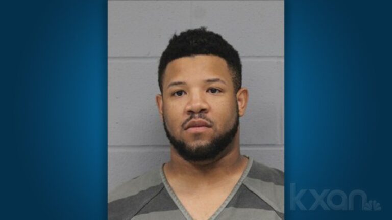 Преподаватель ИСД Эльгина арестован по обвинению в ненадлежащих отношениях со студентом