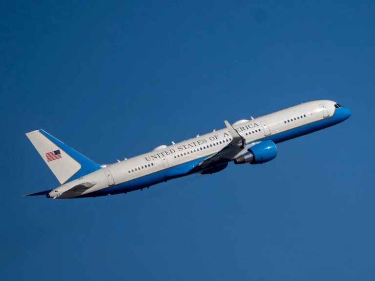 Взгляните на Air Force Two, 155-футовый реактивный самолет, который вице-президенты используют для путешествий по миру.